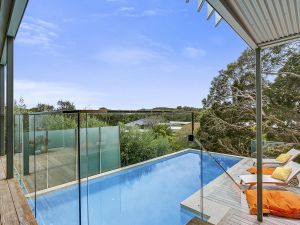 Lansdowne Villa - with swimming pool - St Kilda Accommodation